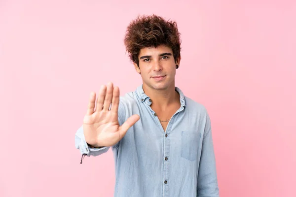 Joven Hombre Caucásico Con Camisa Jean Sobre Fondo Rosa Aislado —  Fotos de Stock