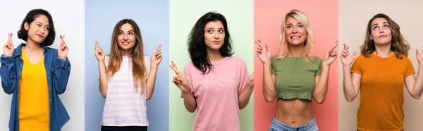 Conjunto Mujeres Sobre Fondo Colorido Aislado Con Dedos Cruzando Deseando — Foto de Stock