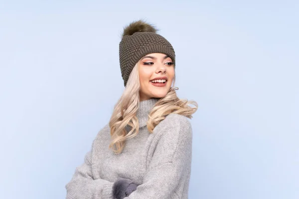 Junges Teenager Mädchen Mit Wintermütze Über Isoliertem Blauem Hintergrund Lacht — Stockfoto