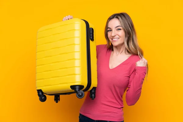 Mujer Joven Sobre Fondo Amarillo Aislado Vacaciones Con Maleta Viaje — Foto de Stock