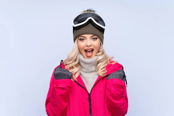 Lyžař Teenager Dívka Snowboarding Brýle Přes Izolované Modré Pozadí Slaví — Stock fotografie