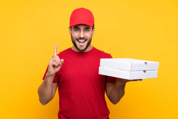 Pizzalieferant Arbeitsuniform Nimmt Pizzakartons Über Isoliertem Gelbem Hintergrund Entgegen Und — Stockfoto