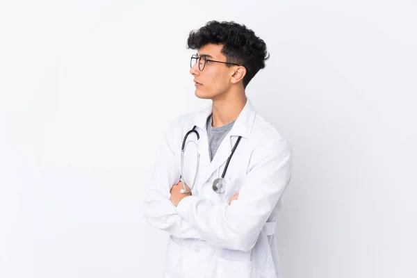 Jovem Argentino Sobre Fundo Branco Isolado Vestindo Vestido Médico Com — Fotografia de Stock