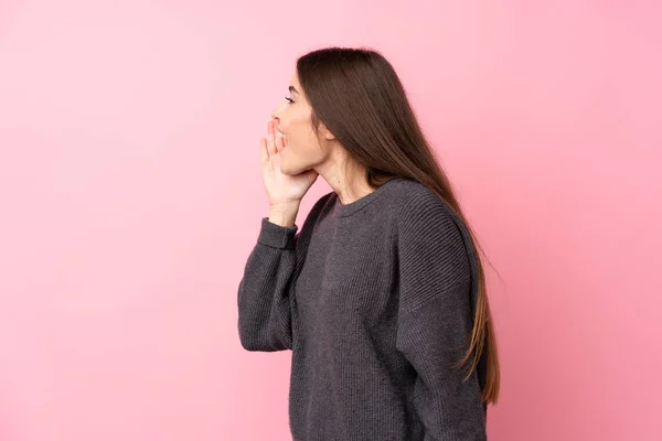 Young Woman Isolated Pink Background Shouting Mouth Wide Open Lateral — Stock Photo, Image
