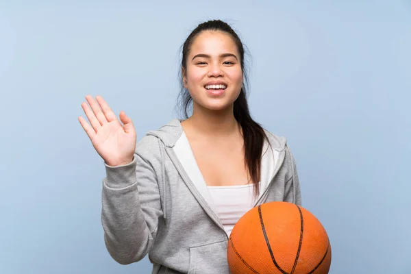 아시아 소녀가 곳에서 농구를 하면서 손으로 표정으로 경례를 — 스톡 사진