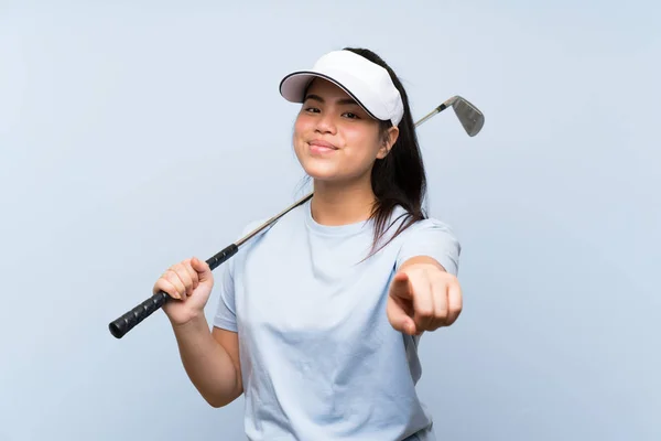 Joven Golfista Asiática Chica Sobre Aislado Azul Fondo Señala Dedo — Foto de Stock