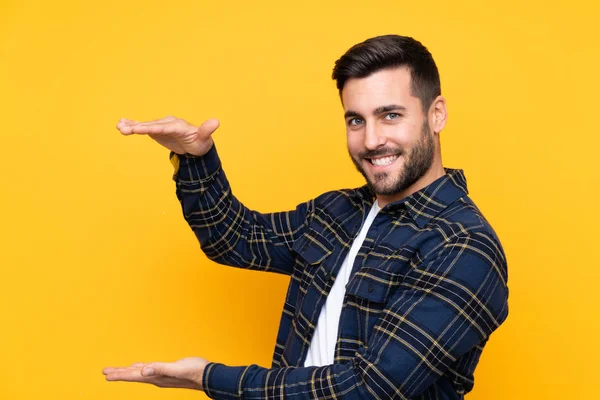 Jeune Homme Beau Avec Barbe Sur Fond Jaune Isolé Tenant — Photo