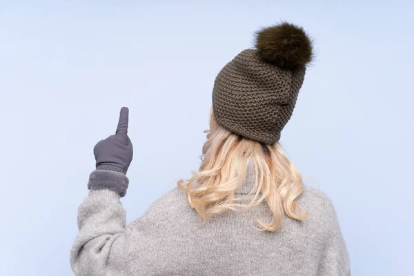 Ung Tonåring Flicka Med Vinter Hatt Över Isolerad Blå Bakgrund — Stockfoto