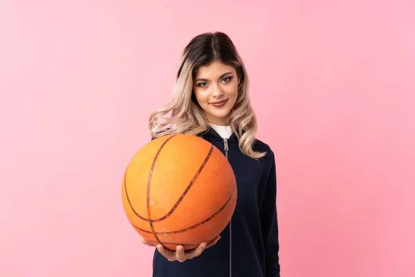 Basketbol Topuyla Izole Edilmiş Pembe Arka Planı Olan Genç Kız — Stok fotoğraf