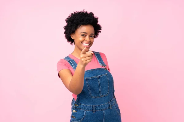 Африканська Американка Накладками Над Ізольованими Рожевими Фонами — стокове фото