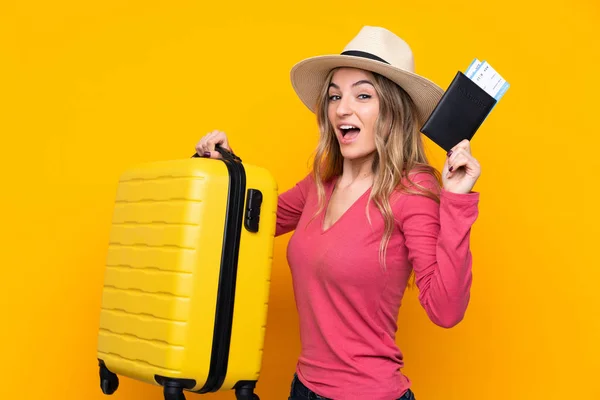 Νεαρή Γυναίκα Απομονωμένο Κίτρινο Φόντο Διακοπές Βαλίτσα Και Διαβατήριο — Φωτογραφία Αρχείου