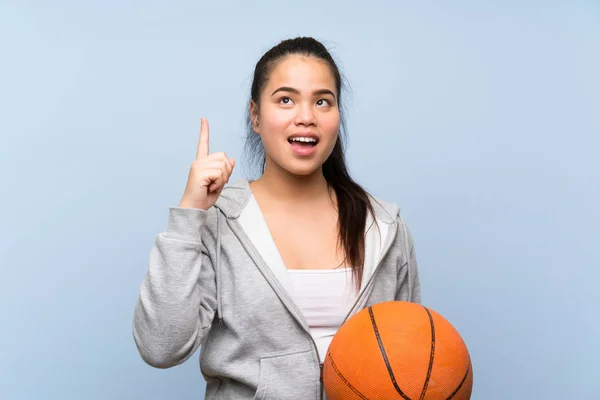 해결책을 깨닫기 배경에서 농구를 아시아 소녀는 손가락을 해결책을 생각하고 — 스톡 사진