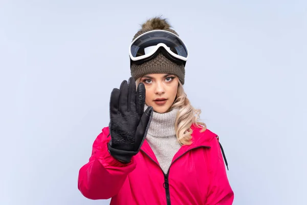 Sciatore Adolescente Ragazza Con Occhiali Snowboard Isolato Sfondo Blu Facendo — Foto Stock