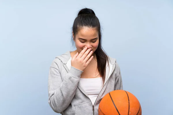 Giovane Ragazza Asiatica Che Gioca Basket Sfondo Isolato Sorridendo Molto — Foto Stock