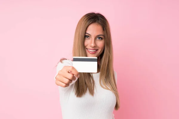 Jonge Blonde Vrouw Geïsoleerde Roze Achtergrond Met Een Creditcard — Stockfoto