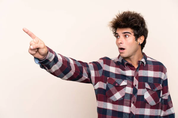 Kafkasyalı Genç Adam Işaret Ediyor — Stok fotoğraf
