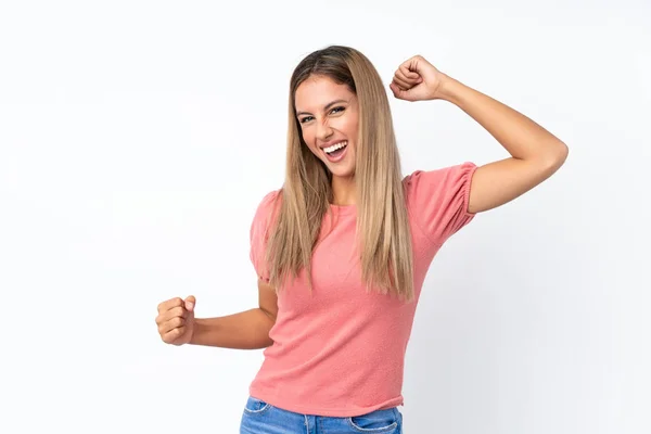 Joven Rubia Sobre Fondo Blanco Aislado Celebrando Una Victoria — Foto de Stock