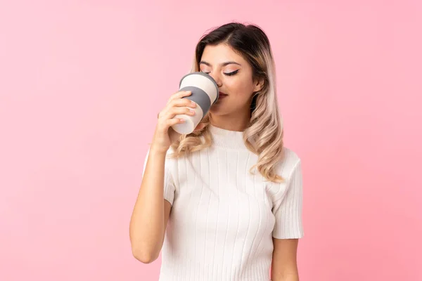 Ragazza Adolescente Isolato Sfondo Rosa Tenendo Bevendo Caffè Portare — Foto Stock