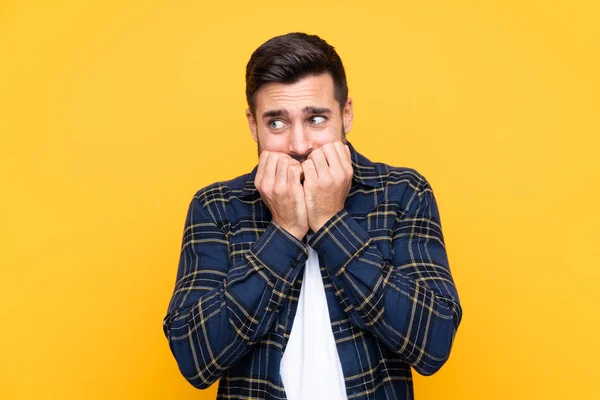 Jeune Homme Beau Avec Barbe Sur Fond Jaune Isolé Nerveux — Photo