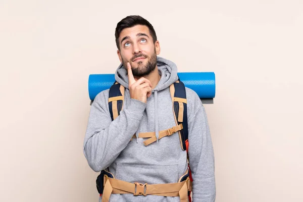 Jovem Montanhista Homem Com Uma Grande Mochila Sobre Fundo Isolado — Fotografia de Stock