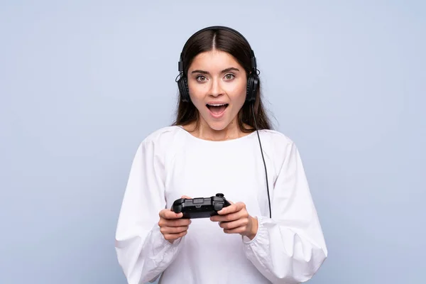 Mujer Joven Sobre Fondo Azul Aislado Jugando Videojuegos —  Fotos de Stock