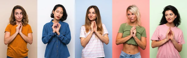 Rengarenk Arka Plan Entrikaları Çeviren Bir Grup Kadın — Stok fotoğraf