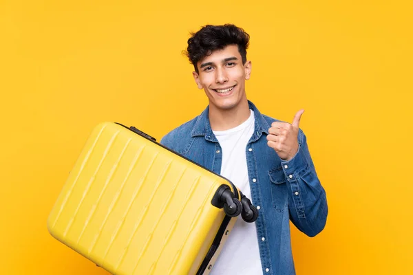 Mladý Argentinský Muž Přes Izolované Žluté Pozadí Dovolené Cestovním Kufříkem — Stock fotografie