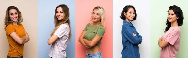 Frauen Vor Isoliertem Buntem Hintergrund Mit Verschränkten Armen Und Nach — Stockfoto