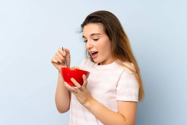 Joven Morena Sosteniendo Tazón Cereales Sobre Fondo Aislado — Foto de Stock