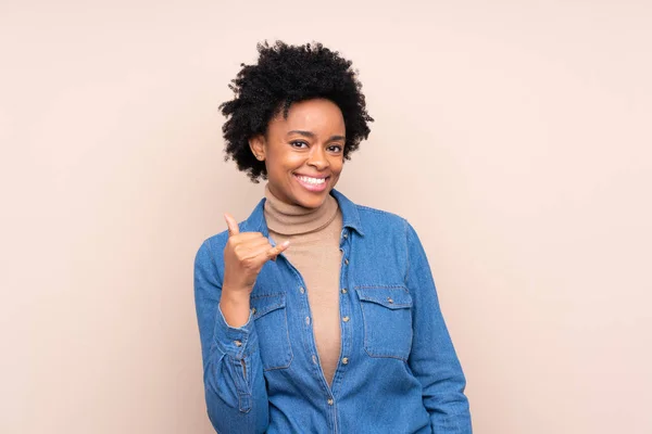 African American Woman Isolated Background Making Phone Gesture — Stock Photo, Image