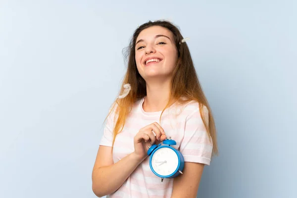 Genç Esmer Kız Izole Edilmiş Arka Planda Klasik Saat Tutuyor — Stok fotoğraf