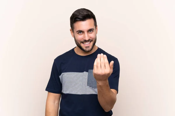 Homem Bonito Jovem Com Barba Sobre Fundo Isolado Convidando Para — Fotografia de Stock