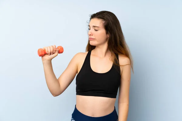 Jovem Mulher Esporte Com Levantamento Peso Sobre Fundo Azul Isolado — Fotografia de Stock