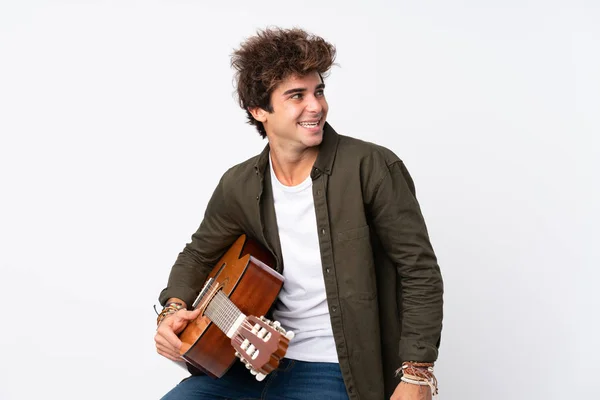 Junger Kaukasischer Mann Mit Gitarre Über Isoliertem Weißem Hintergrund Der — Stockfoto