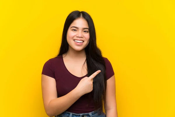 Giovane Adolescente Asiatico Ragazza Isolato Giallo Sfondo Puntando Dito Verso — Foto Stock