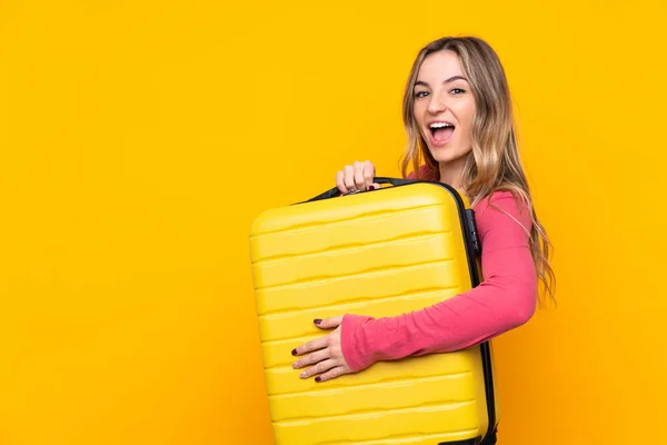 Jovem Mulher Sobre Fundo Amarelo Isolado Férias Com Mala Viagem — Fotografia de Stock