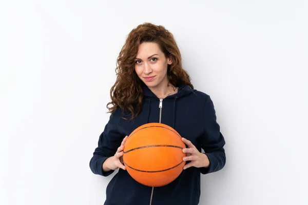 Jovem Mulher Bonita Sobre Fundo Isolado Com Bola Basquete — Fotografia de Stock