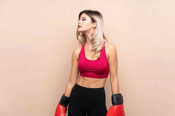 Ragazza Sportiva Adolescente Sfondo Isolato Con Guanti Boxe — Foto Stock