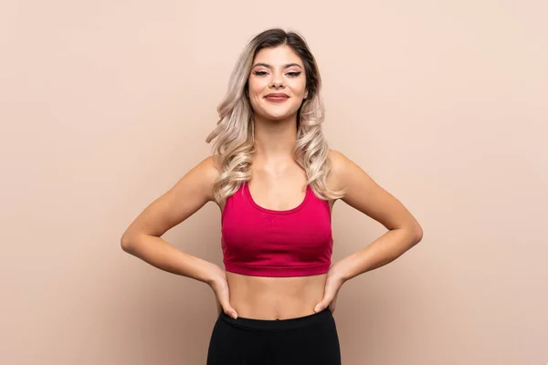 Adolescente Menina Esporte Sobre Fundo Isolado Posando Com Braços Quadril — Fotografia de Stock