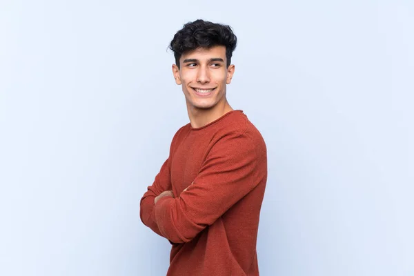 Young Argentinian Man Isolated Blue Background Arms Crossed Happy — Stock Photo, Image
