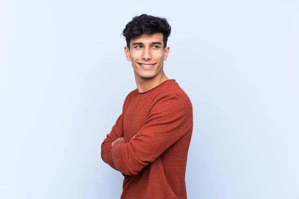 Joven Argentino Sobre Fondo Azul Aislado Con Los Brazos Cruzados — Foto de Stock