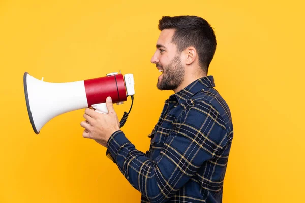 Jonge Knappe Man Met Baard Geïsoleerde Gele Achtergrond Schreeuwend Door — Stockfoto