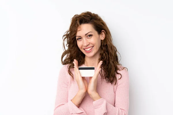 Jonge Mooie Vrouw Geïsoleerde Achtergrond Met Een Creditcard — Stockfoto