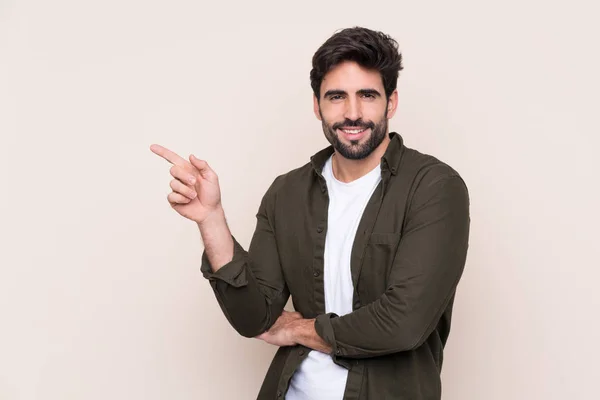 Jovem Homem Bonito Com Barba Sobre Fundo Isolado Apontando Dedo — Fotografia de Stock