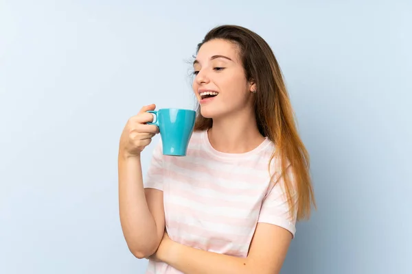 Giovane Ragazza Bruna Che Tiene Una Tazza Caffè Sfondo Isolato — Foto Stock