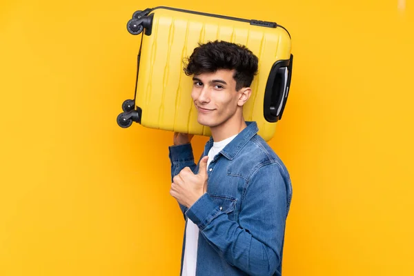 Joven Argentino Sobre Fondo Amarillo Aislado Vacaciones Con Maleta Viaje — Foto de Stock