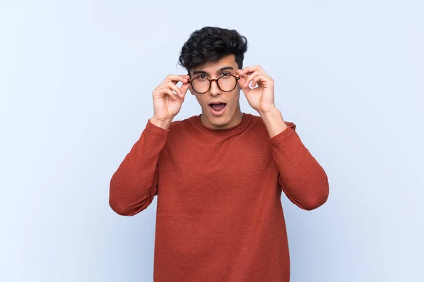 Ung Argentinsk Man Över Isolerad Blå Bakgrund Med Glasögon Och — Stockfoto