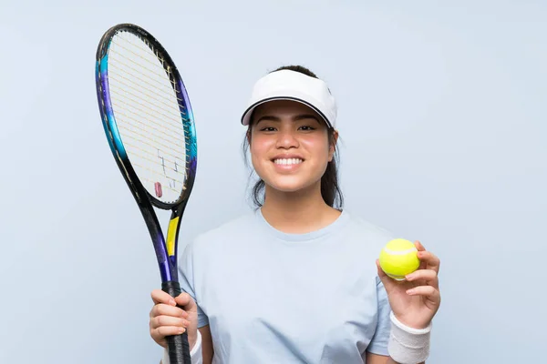 年轻的 青少年 打网球 — 图库照片