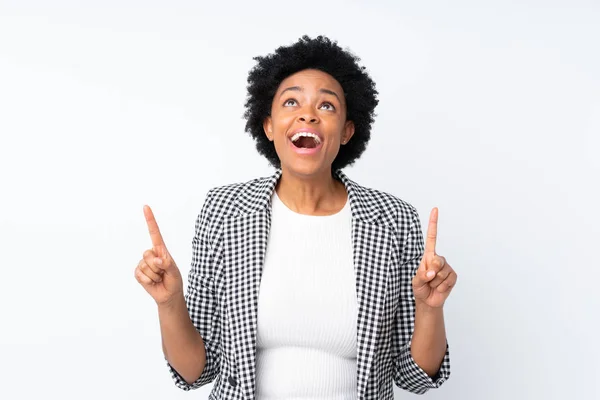 Mujer Afroamericana Con Chaqueta Sobre Fondo Blanco Aislado Sorprendida Señalando — Foto de Stock