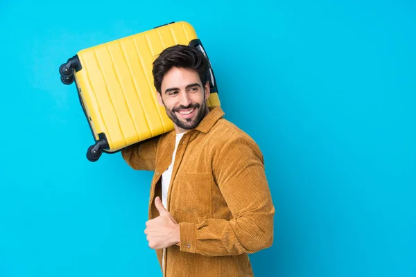 Jovem Homem Bonito Com Barba Sobre Fundo Azul Isolado Férias — Fotografia de Stock